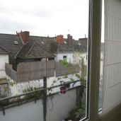 Blick von der Küche auf den Balkon