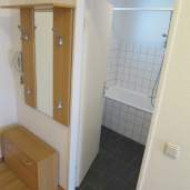 Blick vom Flur ins Badezimmer 1