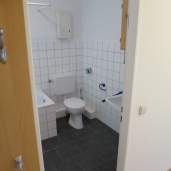 Blick vom Flur ins Badezimmer 2