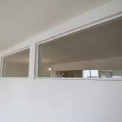 Dank Deckenfenstern ist auch das Esszimmer stets gut erhellt
