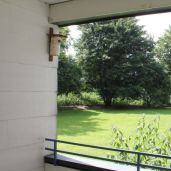 Das Wohnzimmer mit angeschlossenem Balkon